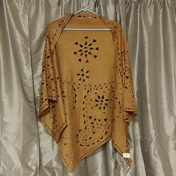 Tops - NWOT*Gorgeous Faux Suede Shawl